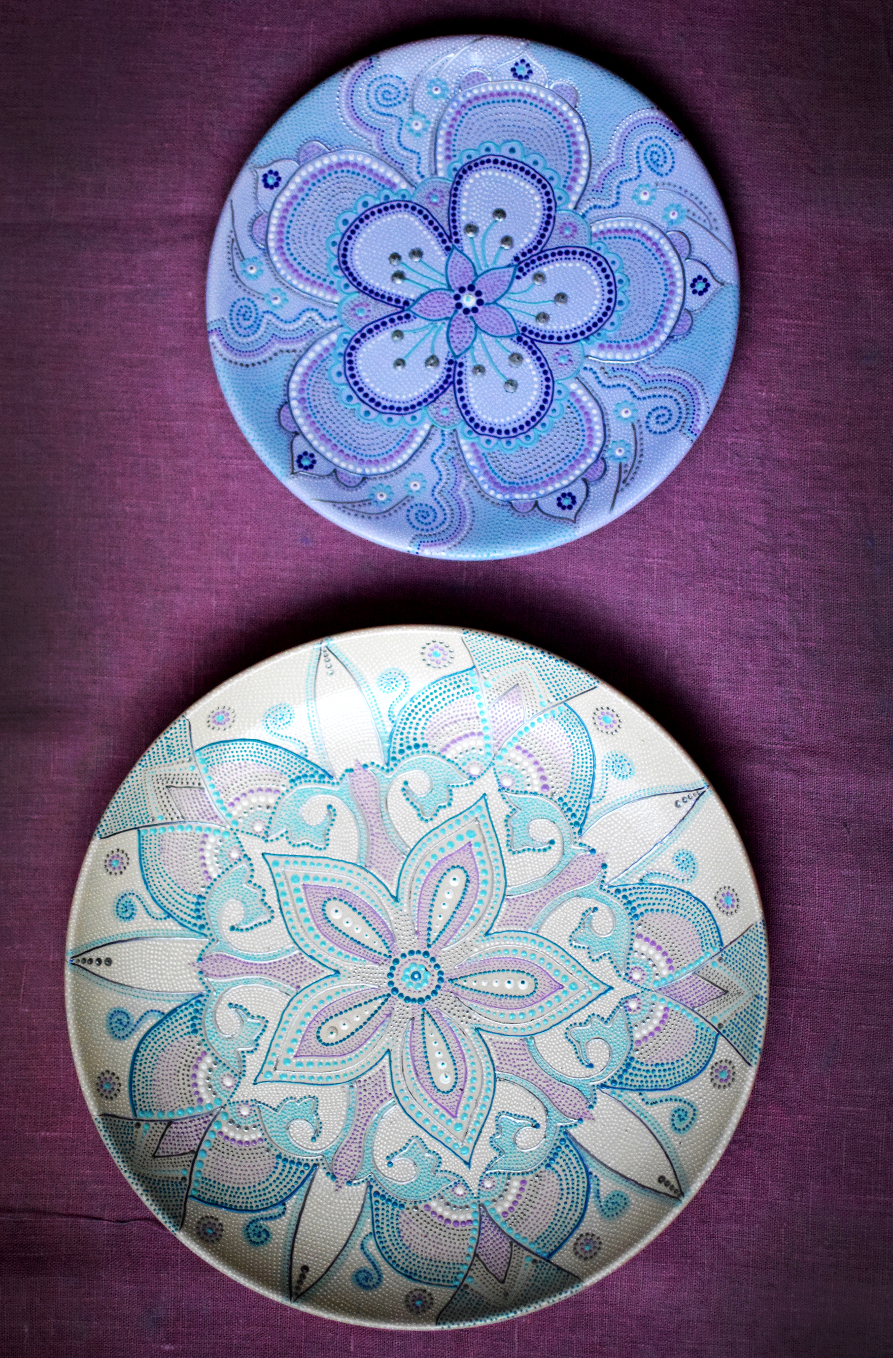 Роспись керамики ангобами. Тарелка с узорами. Роспись тарелок. Роспись стеклянных тарелок. Тарелки керамические расписные.